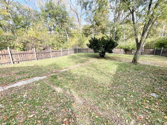 Building Photo - Southeast Indy 2BR House w/2-Car Garage!