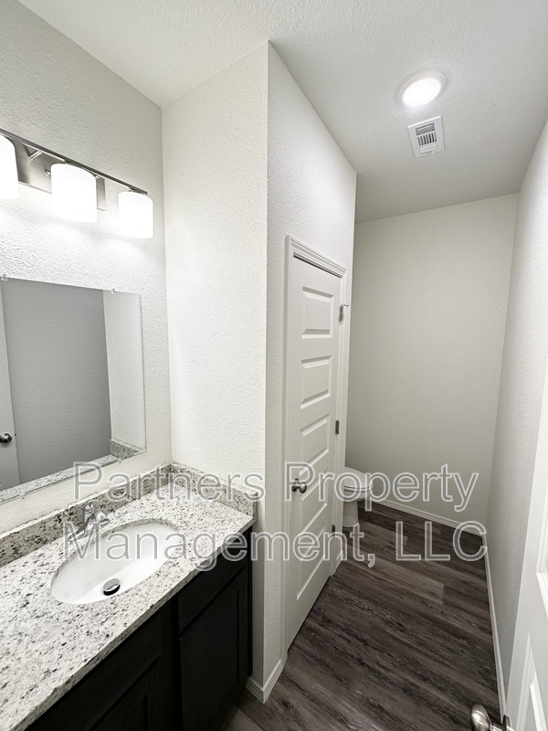 Building Photo - 928 S Amarillo Ave