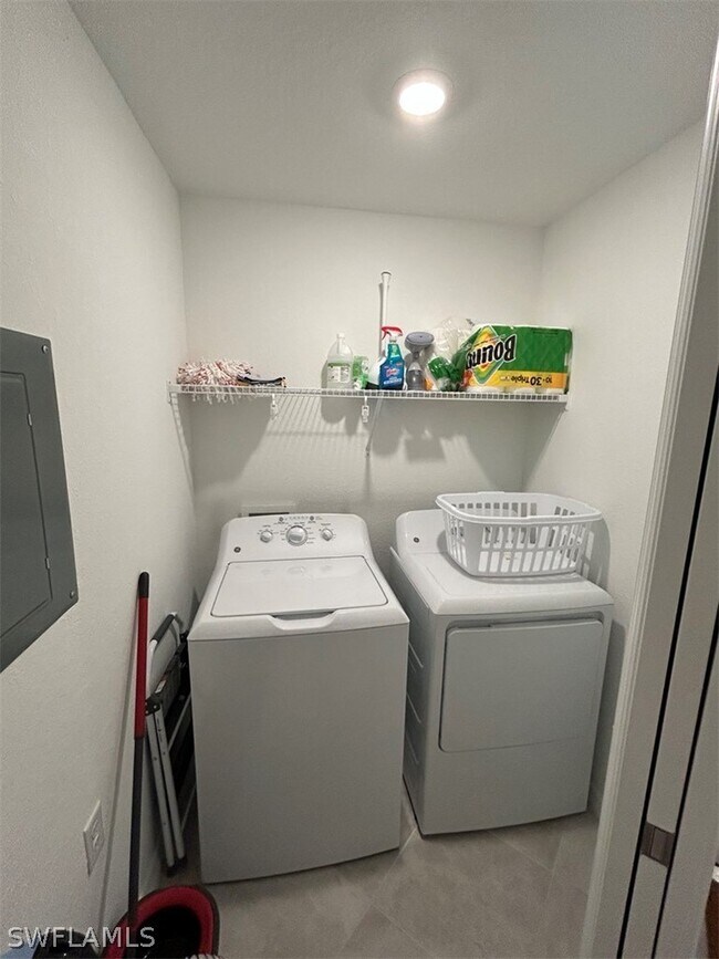 Building Photo - 15375 Grn Acrs Ave