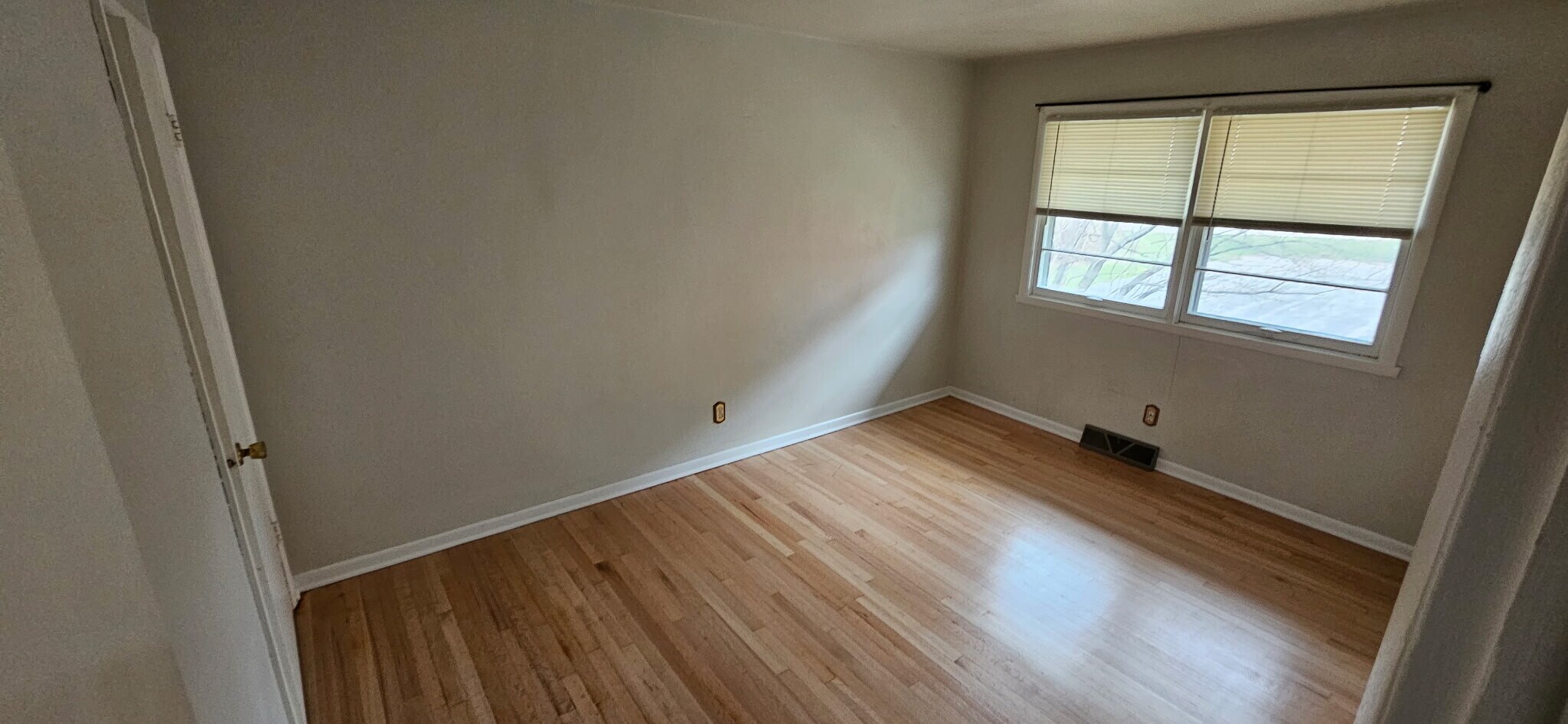 Building Photo - 5841 Garrett Ln