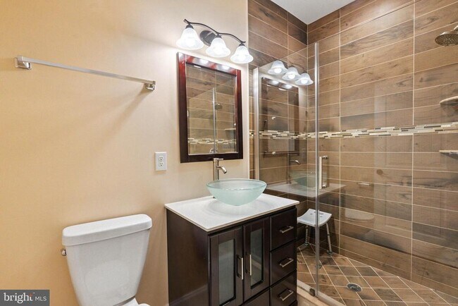 Building Photo - 719 E Thompson St