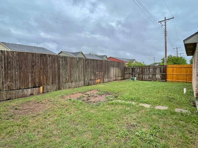 Building Photo - Beautiful 4 bed 2 bath home with a spacious up to date kitchen!