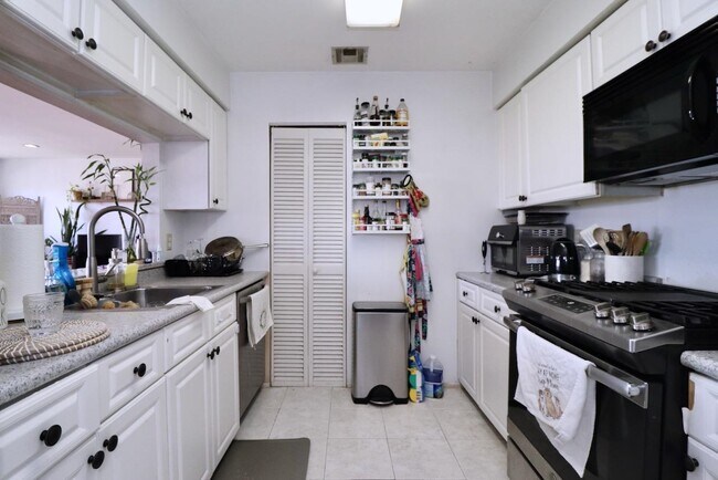 Building Photo - 64 Bergen Ridge Rd