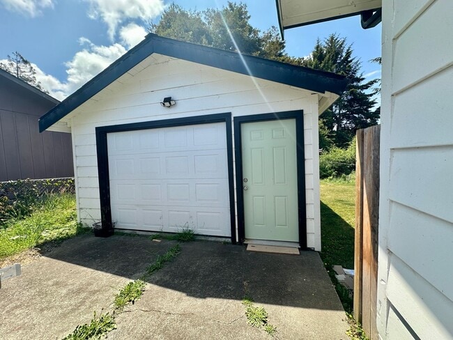 Building Photo - Beautifully Remodeled Home Backing Up to t...