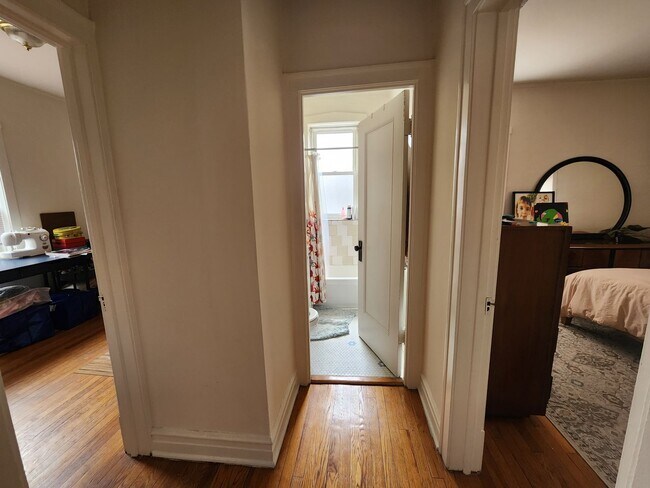 Building Photo - Spacious 2 Bed/1 Bath In Andersonville