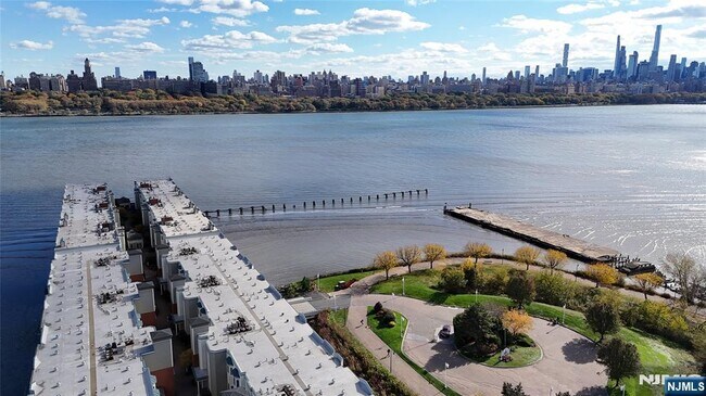 Primary Photo - 302 The Promenade