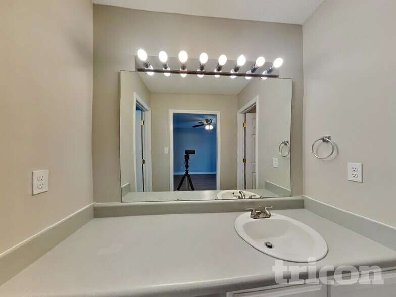 Building Photo - 2112 McKinnon Dr