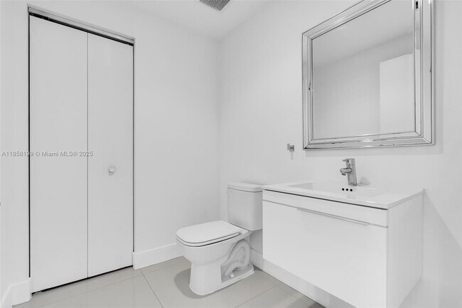 Building Photo - 17111 Biscayne Blvd