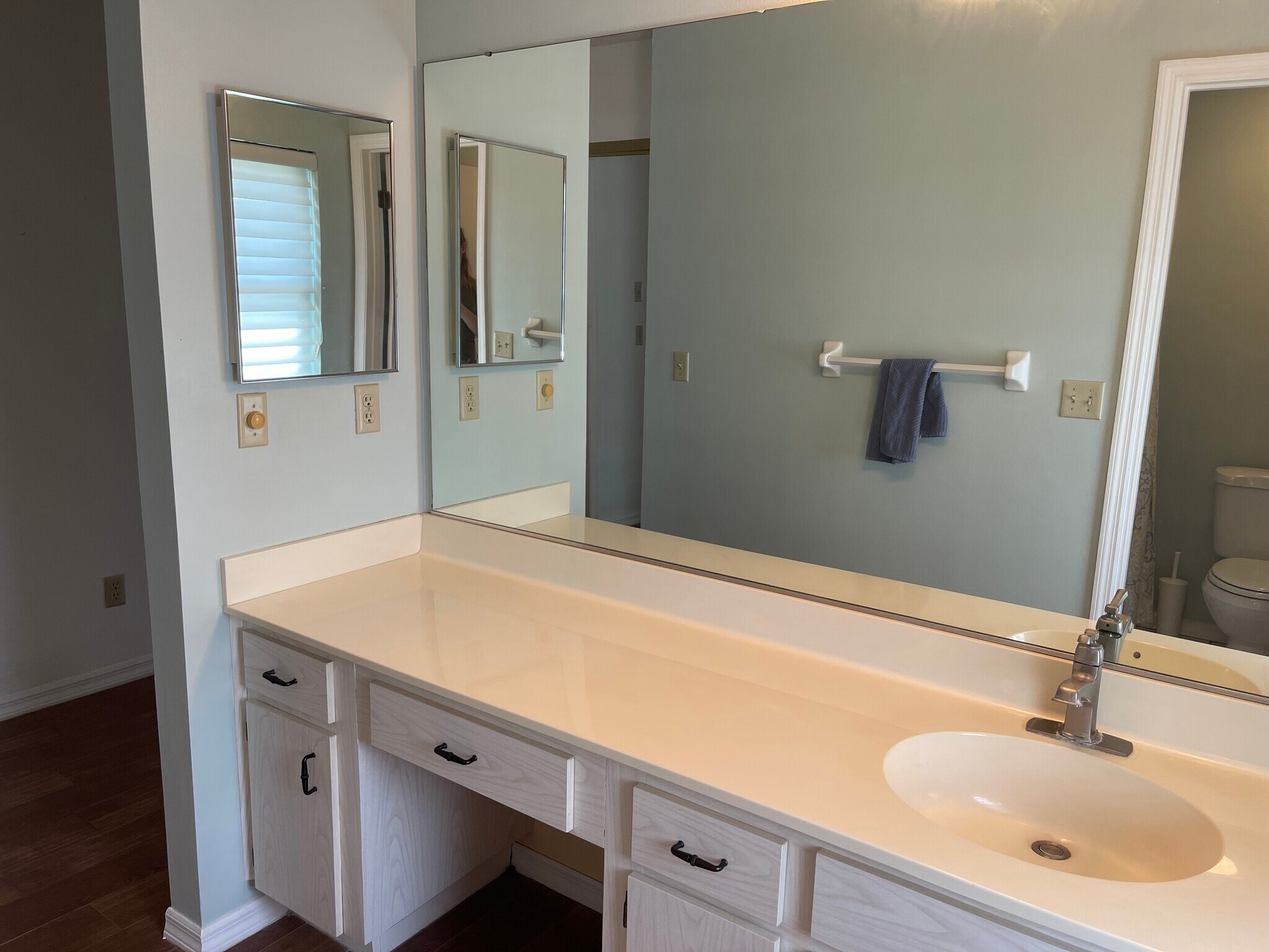 Building Photo - 420 S Brockfield Dr