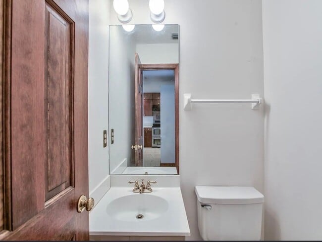 Building Photo - 3 BR/2.5 BA Townhome in Myers Park!