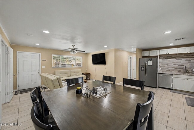 Building Photo - 515 E Vista Del Cerro Dr