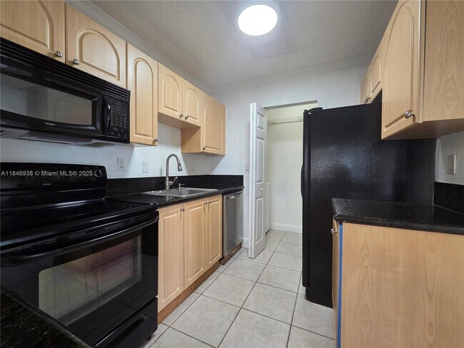 Building Photo - 10765 SW 108th Ave
