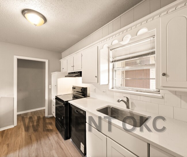 Building Photo - 1400 Woodland Way
