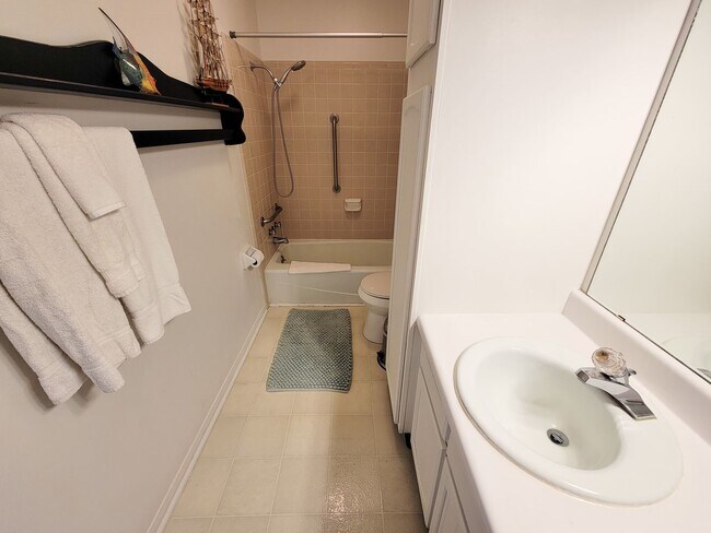 Building Photo - Two bedrooms two 1/2 bath townhome on Galv...