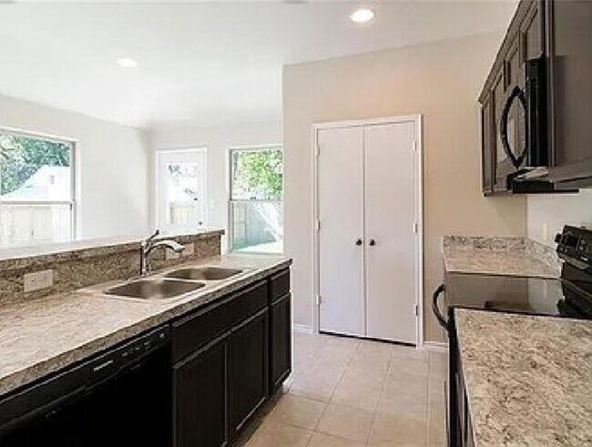 Building Photo - Spacious 3 bedroom, 2 bath available!