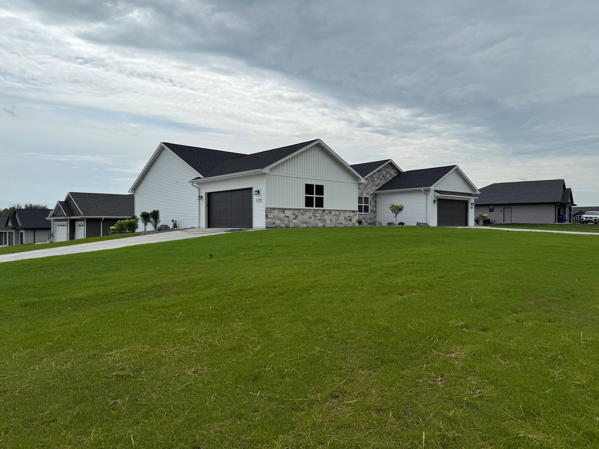Building Photo - 2129 Clover Field Dr