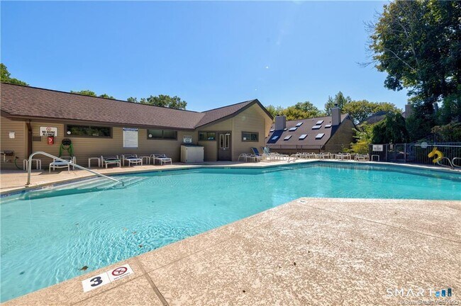 Building Photo - 2289 Bedford St