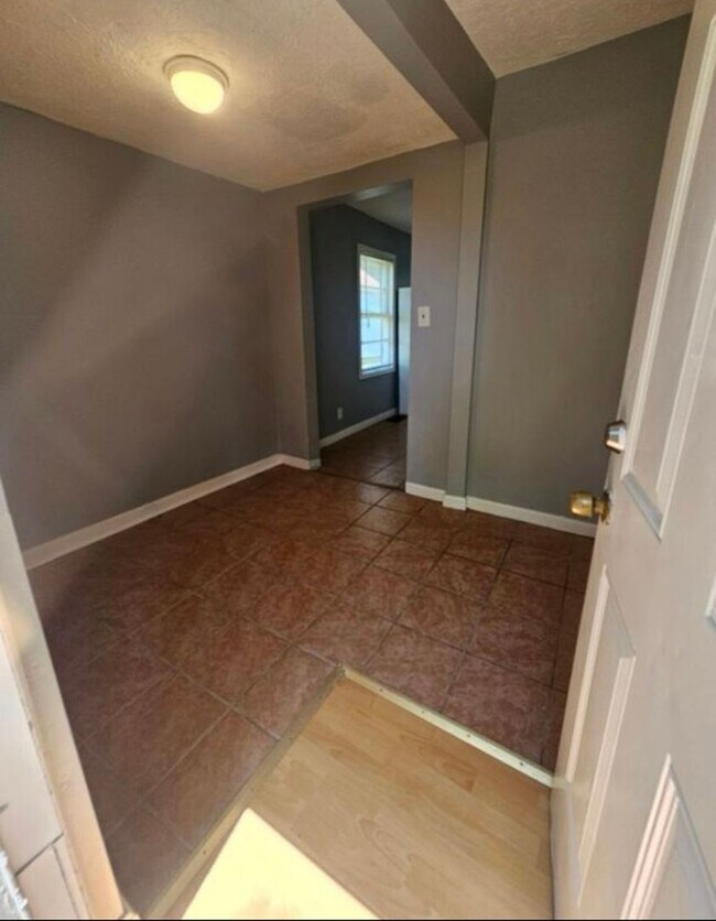 Building Photo - Updated 3BR house in West Louisville-Section 8 Accepted! **$400 off your first months rent**