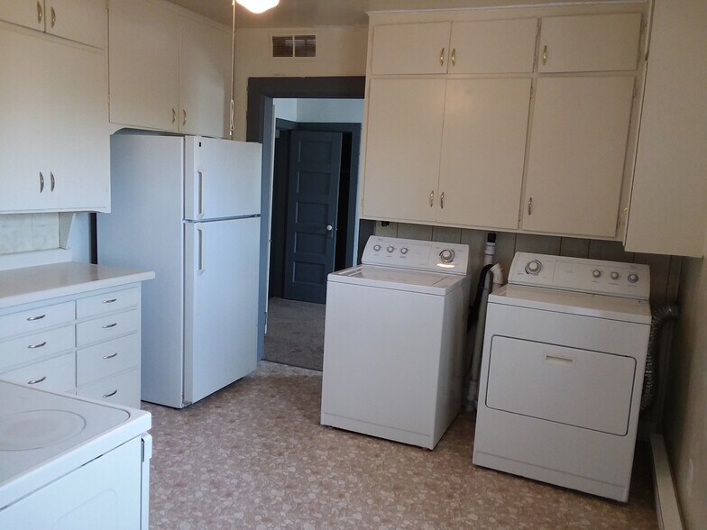 Kitchen with washer and dryer - 221 Bridge St