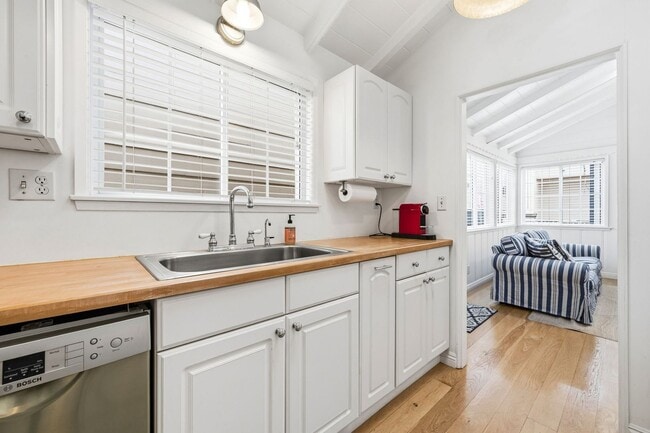 Building Photo - Balboa Island Coastal Charm Retreat