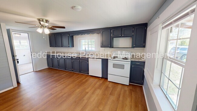 Building Photo - 103 Watkins St