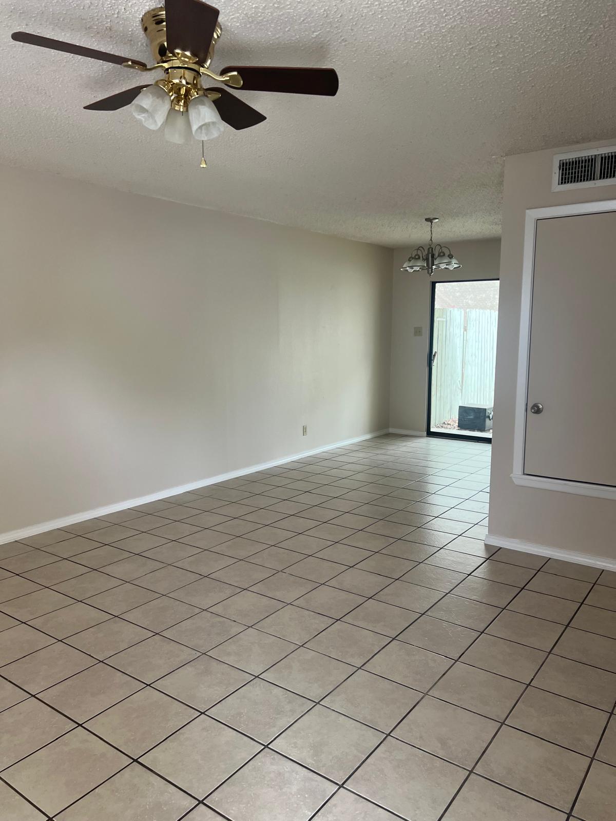 Building Photo - 909B Castle Heights Dr