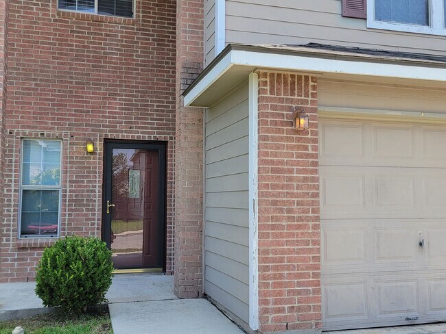Building Photo - Beautiful 4 bedroom 3 bath 2 car garage ho...