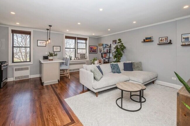 Building Photo - Comfortable and Spacious Rental Opportunity