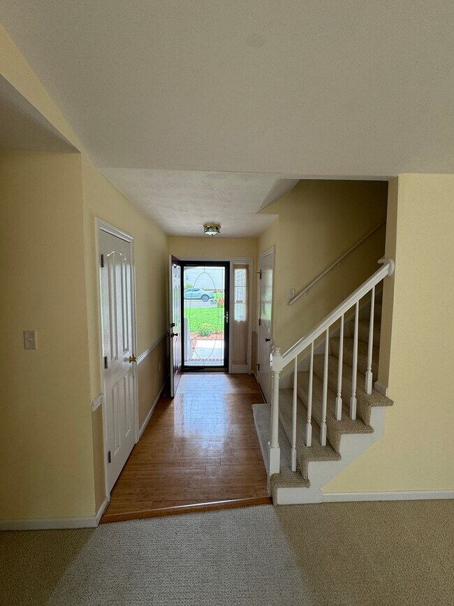 Building Photo - Location! 4 bedroom with garage convenient...