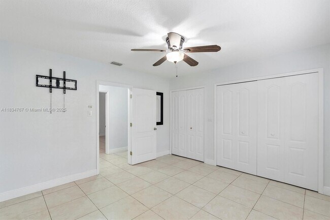 Building Photo - 6534 SW 27th St