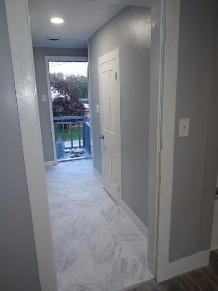 Front Hall/Foyer - 102 E Hamilton St