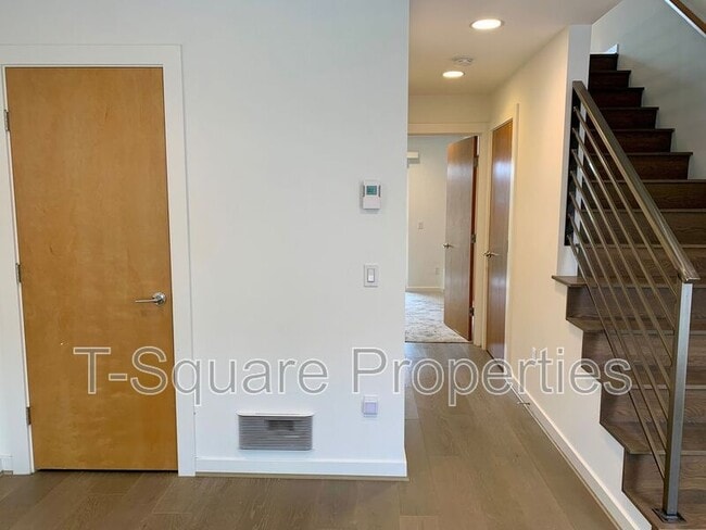 Building Photo - 3905 SW Findlay St