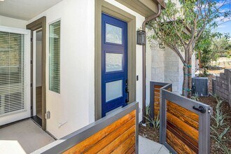 Building Photo - Gorgeous brand new townhome in 3Roots! End...