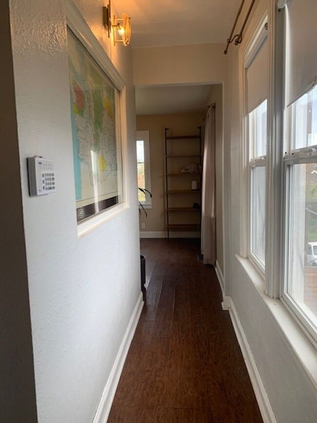 Building Photo - Classic Updated Bungalow.  2 bed with flex...
