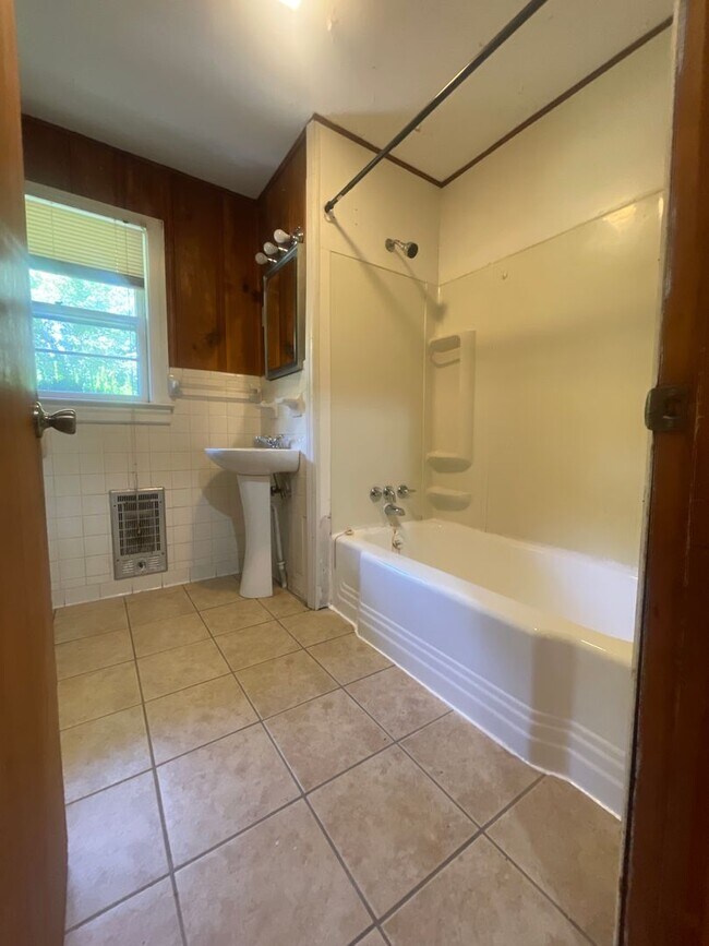 Building Photo - 2 Bedroom / 1 Bath Brick Home Jonesborough...