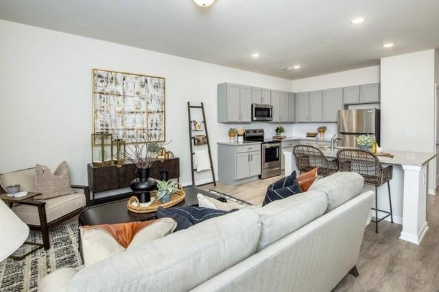 Building Photo - 245 Fox Run Dr