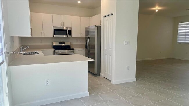 Building Photo - 2797 SE 25th Ave