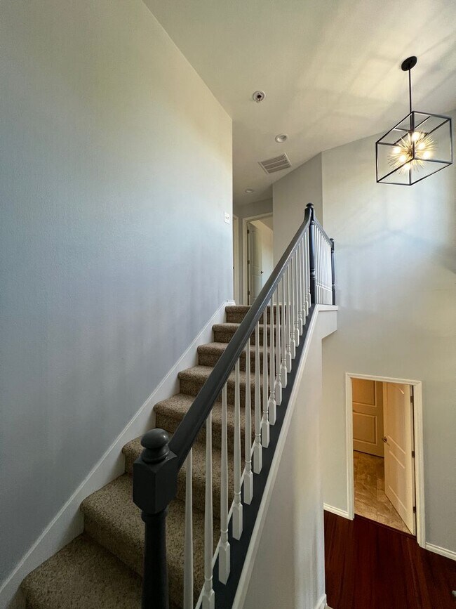 Building Photo - 1592 Kingston Way