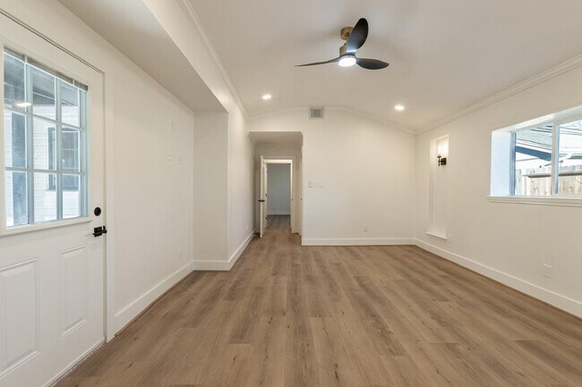 Building Photo - 1102 Ashdale Dr