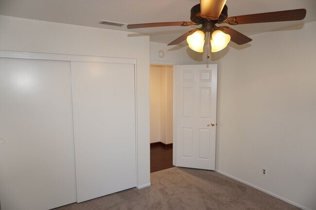 Building Photo - 10386 Meadow Creek Dr