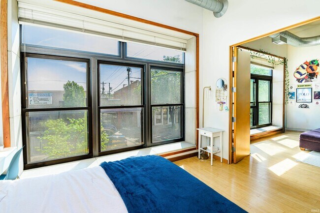 Building Photo - 213 N Walnut St