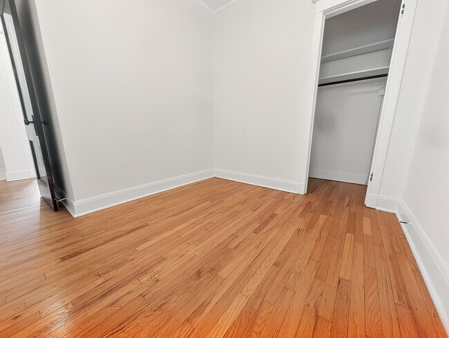 Building Photo - Large 3-bed/1-bath Apartment in the Heart of Rogers Park!