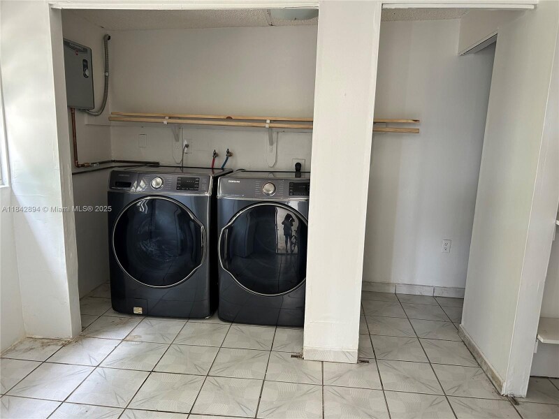 Building Photo - 955 SW 87th Ct