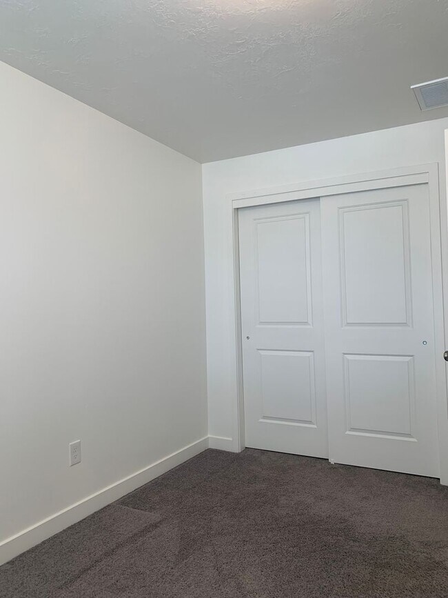 Building Photo - Move In & Get 2 Weeks Free! 3 Bed 2.5 Bath Townhome in West Haven