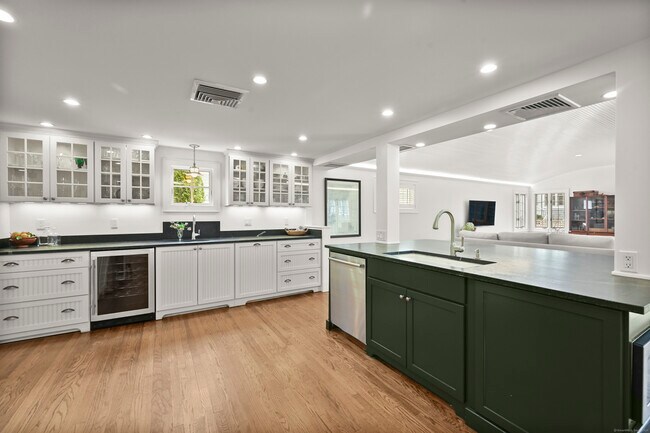 Building Photo - 104 Roton Ave