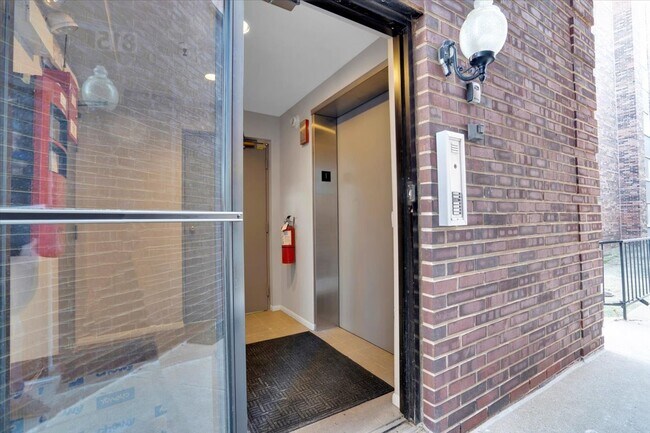 Building Photo - 815 Pearson St