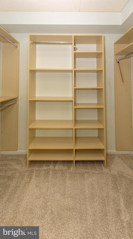 Building Photo - 20930 Valley Forge Cir