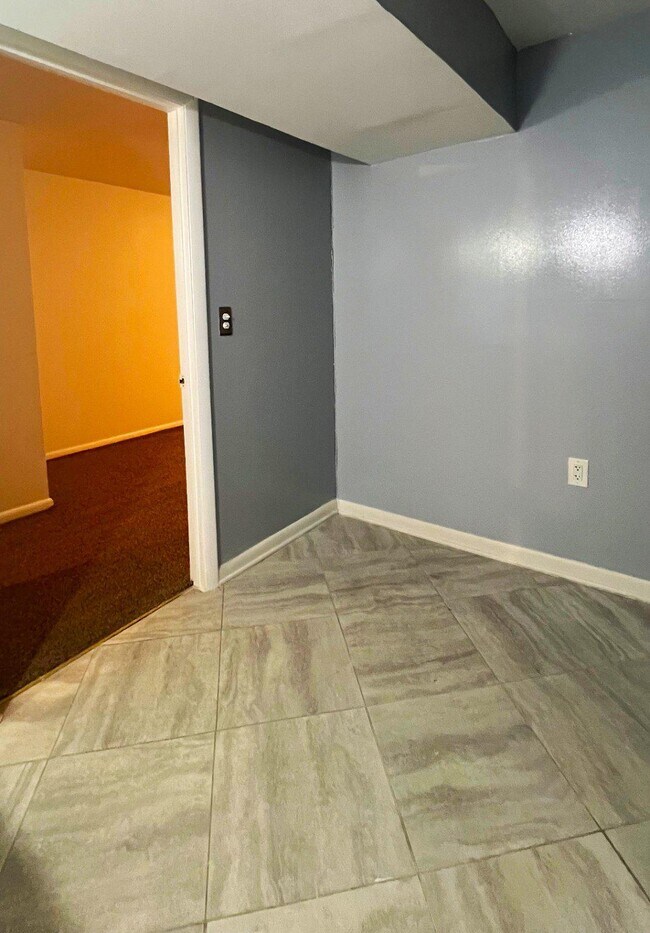 Building Photo - 5808 Waterdale Ct