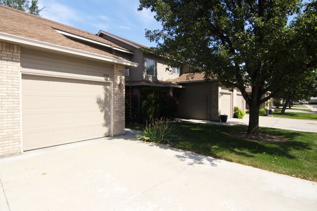 Building Photo - Beautiful Contemporary Townhome In SE Boise