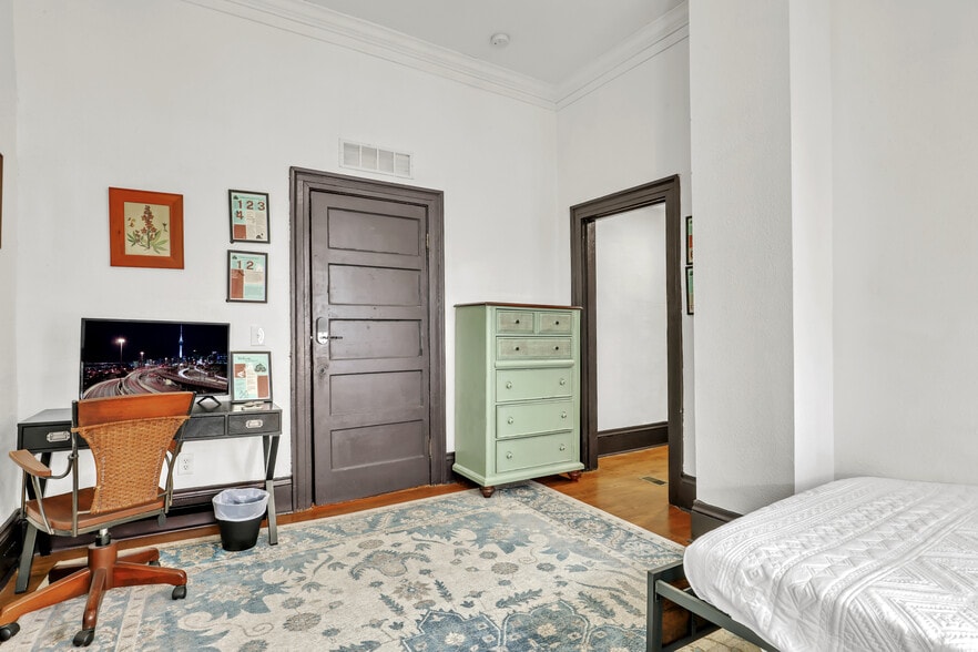 Room 3 Dresser - 51 E 4th St